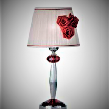 Небольшая настольная лампа с красными розами
