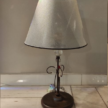 Настольная лампа с серебристым абажуром
