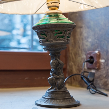 Антикварная лампа со стеклом и  абажуром