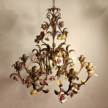 Винтажная люстра с керамичкскими розочками