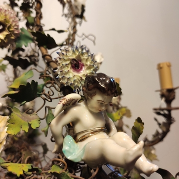 Старинная люстра в флористическом стиле с двумя путти