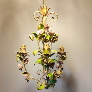 Трехрожковая люстра в флористическом стиле