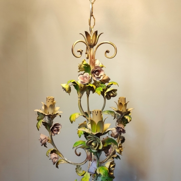 Трехрожковая люстра в флористическом стиле