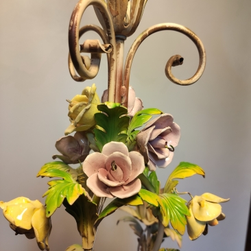 Трехрожковая люстра в флористическом стиле