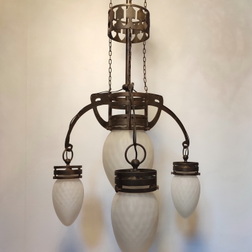 Люстра на цепях в стиле модерн