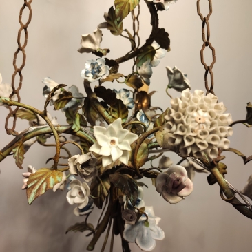 Изящная люстра в флористическом стиле