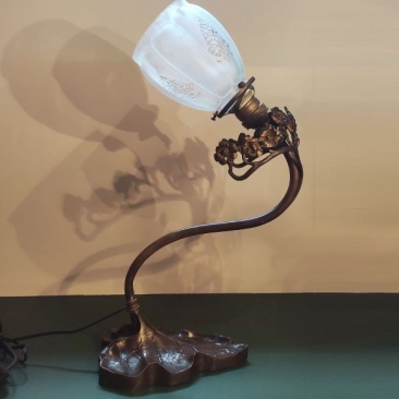 Антикварная лампа в стиле модерн