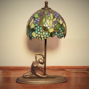 Настольная лампа с цветным плафоном