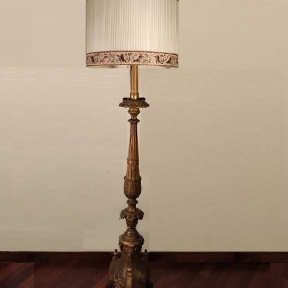 Напольный светильник с деревянной ножкой