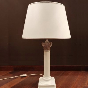 Классическая лампа из белого фарфора