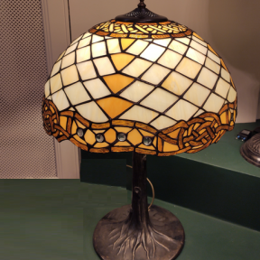Антикварная лампа с плафоном в стиле Тиффани
