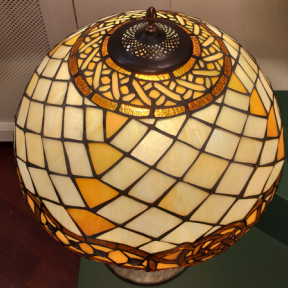 Антикварная лампа с плафоном в стиле Тиффани