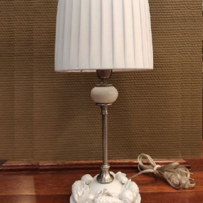 Настольная лампа с фарфоровыми деталями