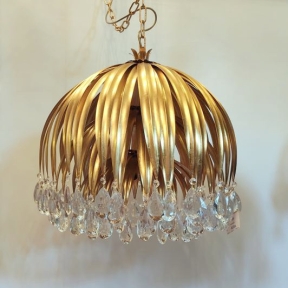 Золотистый светильник с крупными стеклянными подвесками