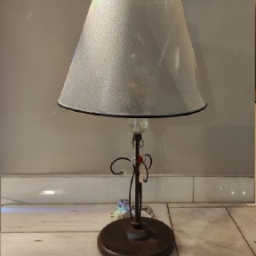 Настольная лампа с серебристым абажуром