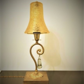 Лампа с плафоном соломенно - жёлтого цвета