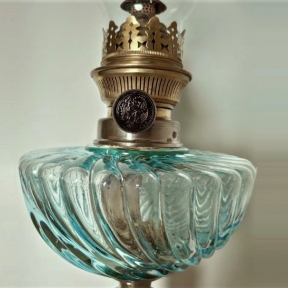Керосиновая лампа с голубым стеклом