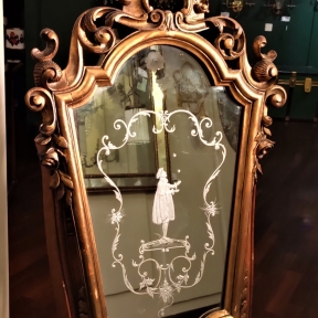 Пара винтажных зеркал в деревянной раме