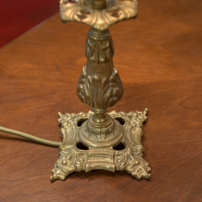 Декоративная лампа с абажуром