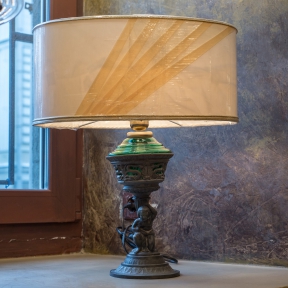 Антикварная лампа со стеклом и  абажуром