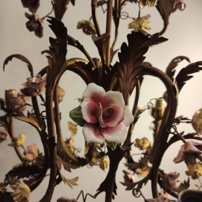 Винтажная люстра с керамичкскими розочками