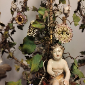 Старинная люстра в флористическом стиле с двумя путти