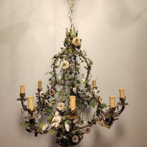 Старинная люстра в флористическом стиле с двумя путти
