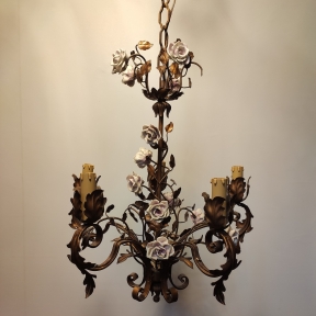 Винтажная железная люстра с розами