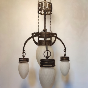 Люстра на цепях в стиле модерн