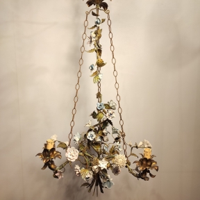 Изящная люстра в флористическом стиле