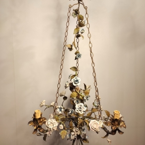Изящная люстра в флористическом стиле