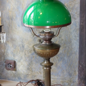 Настольная лампа с зеленым стеклом