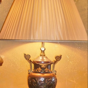 Настольная лампа с плиссированным абажуром
