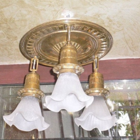 Потолочный светильник с тремя плафонами
