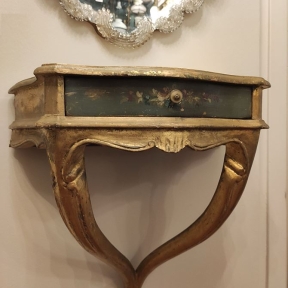 Старинная консоль