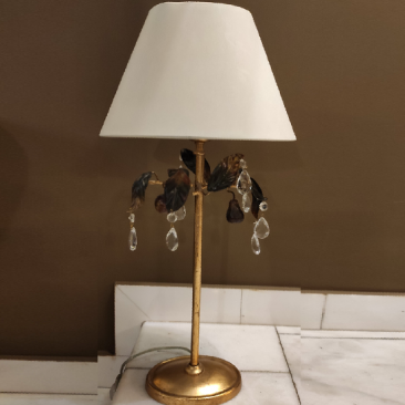 Настольная лампа с овальным абажуром